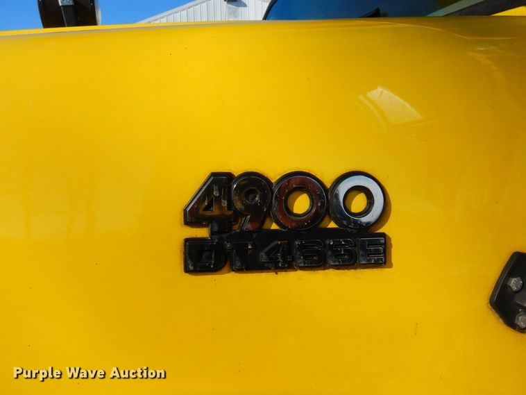 image for item KU9823 2001 International 4900  bucket truck