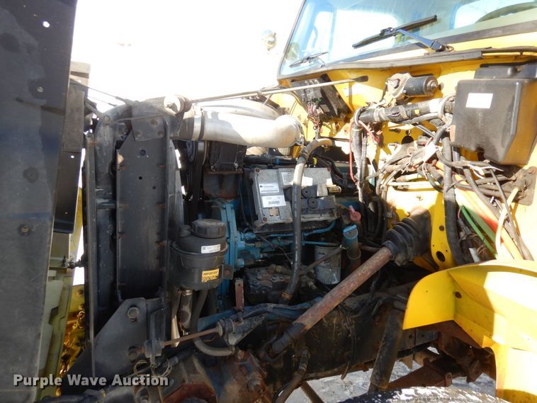 image for item KU9823 2001 International 4900  bucket truck