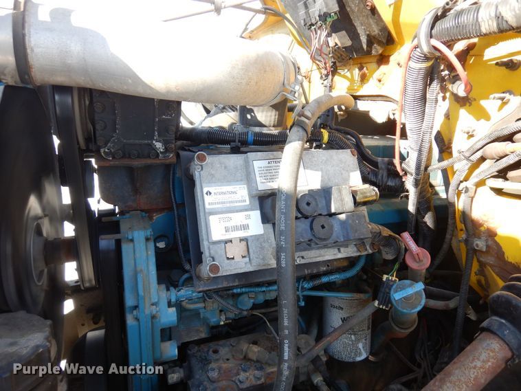 image for item KU9823 2001 International 4900  bucket truck