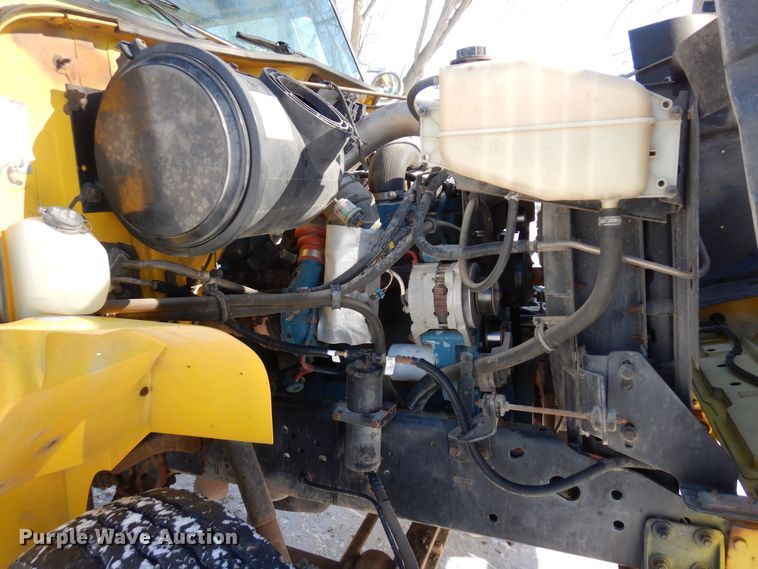 image for item KU9823 2001 International 4900  bucket truck