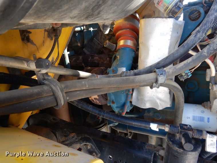 image for item KU9823 2001 International 4900  bucket truck