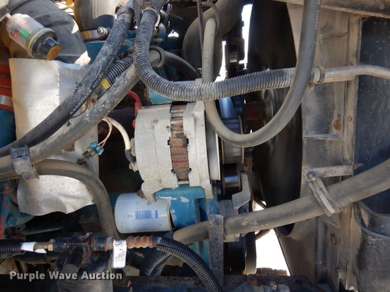 image for item KU9823 2001 International 4900  bucket truck