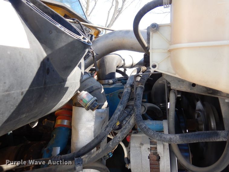 image for item KU9823 2001 International 4900  bucket truck