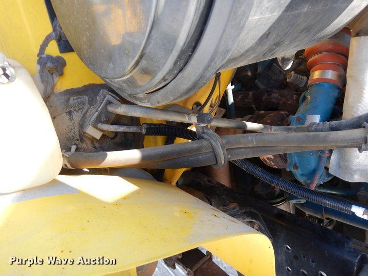 image for item KU9823 2001 International 4900  bucket truck