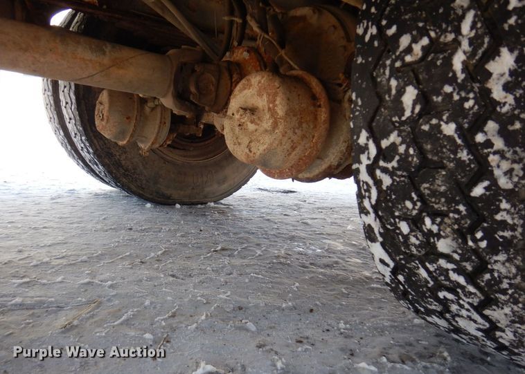 image for item KU9823 2001 International 4900  bucket truck