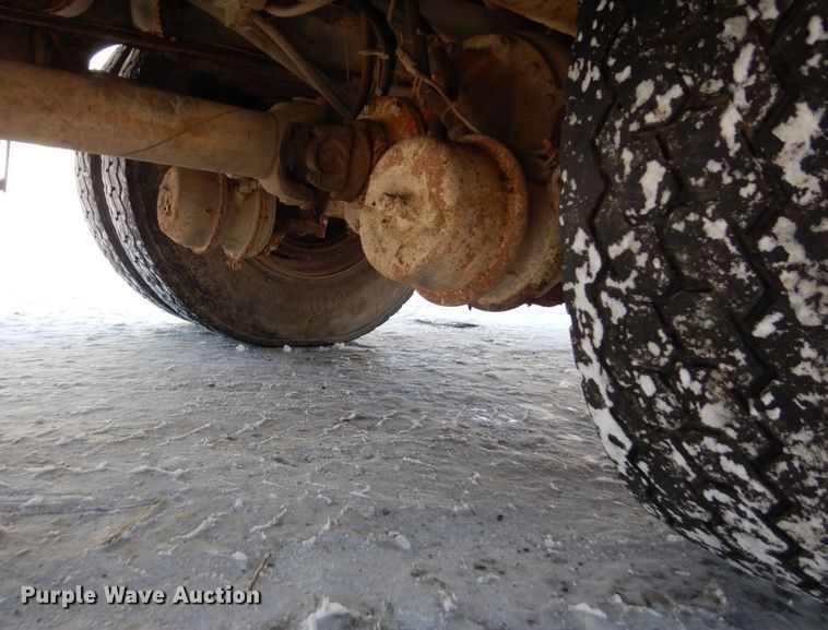 image for item KU9823 2001 International 4900  bucket truck