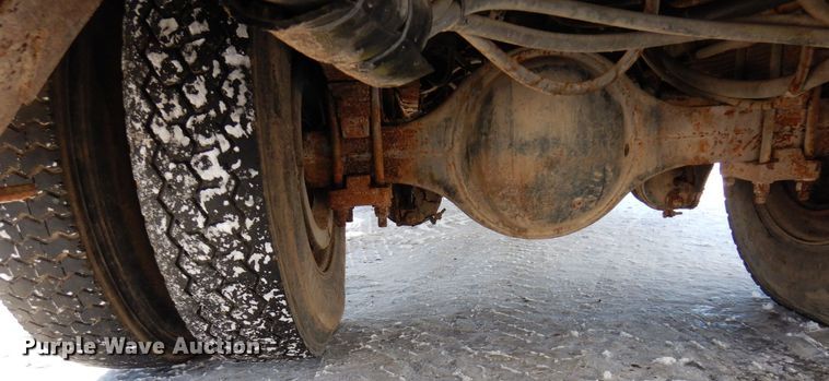 image for item KU9823 2001 International 4900  bucket truck