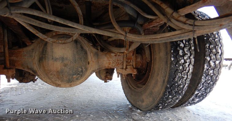 image for item KU9823 2001 International 4900  bucket truck