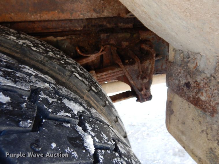 image for item KU9823 2001 International 4900  bucket truck