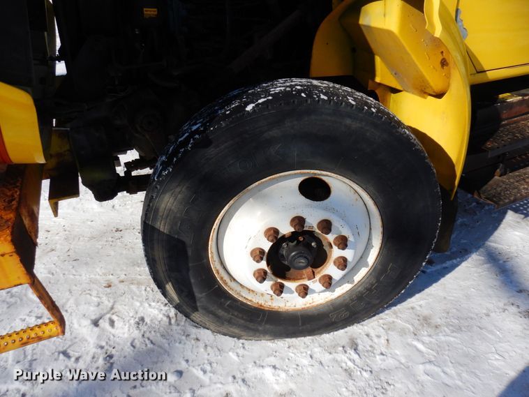 image for item KU9823 2001 International 4900  bucket truck