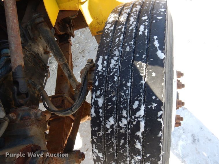 image for item KU9823 2001 International 4900  bucket truck