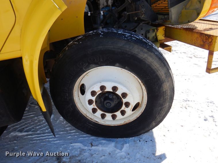 image for item KU9823 2001 International 4900  bucket truck