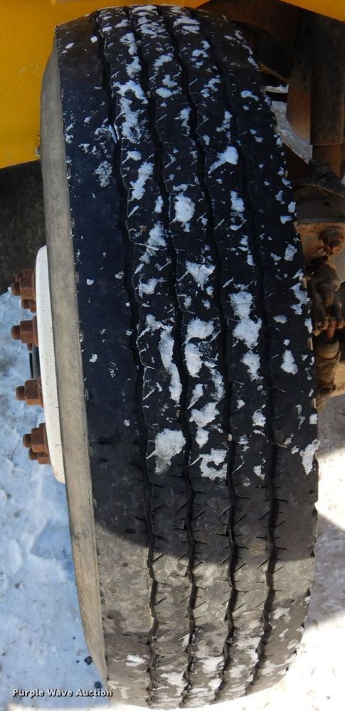 image for item KU9823 2001 International 4900  bucket truck