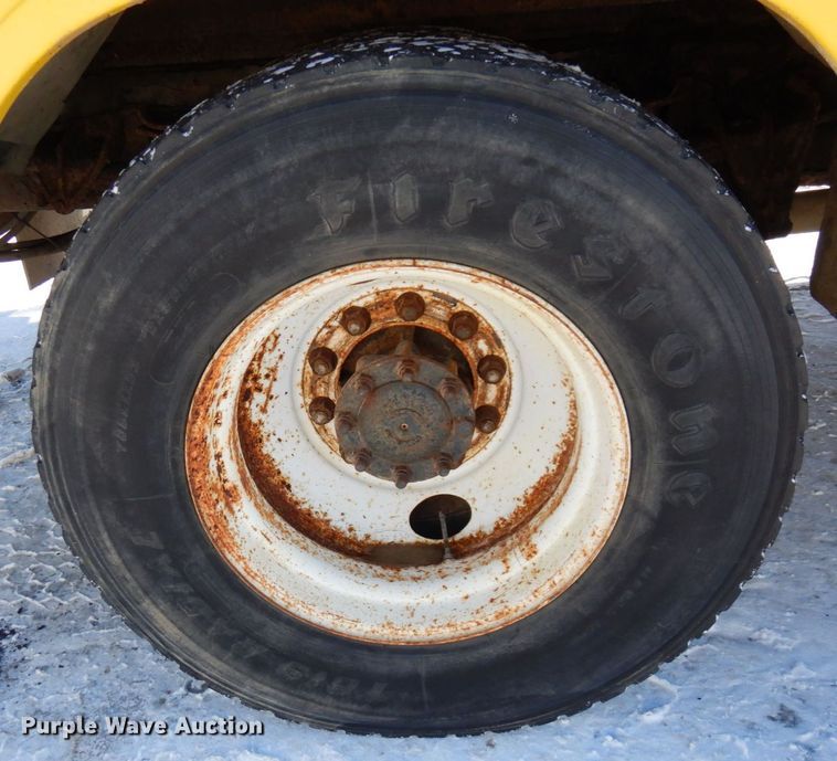 image for item KU9823 2001 International 4900  bucket truck