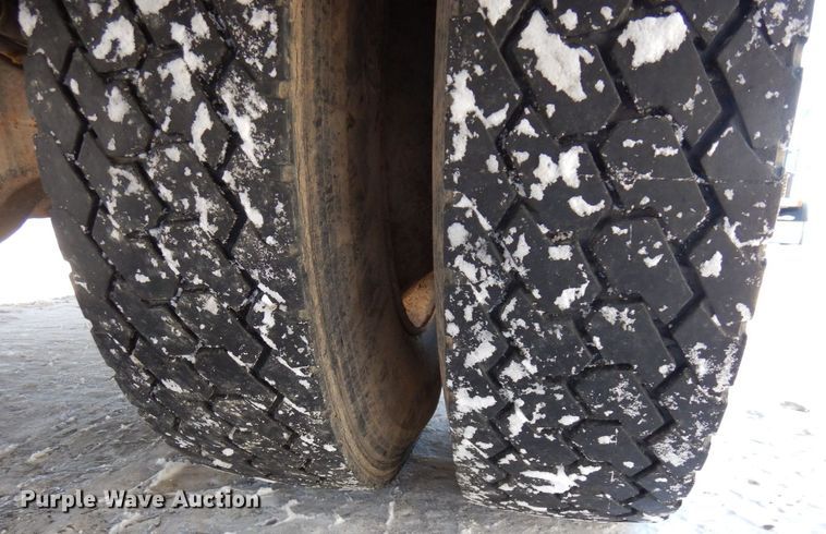 image for item KU9823 2001 International 4900  bucket truck