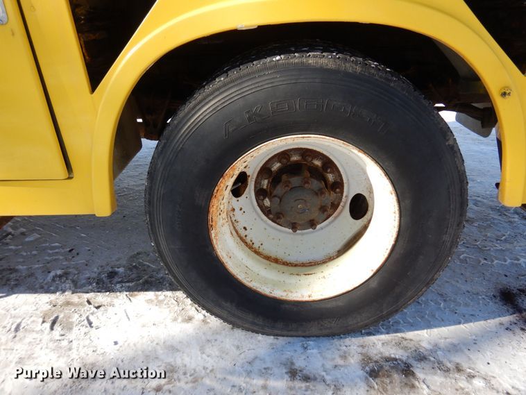 image for item KU9823 2001 International 4900  bucket truck