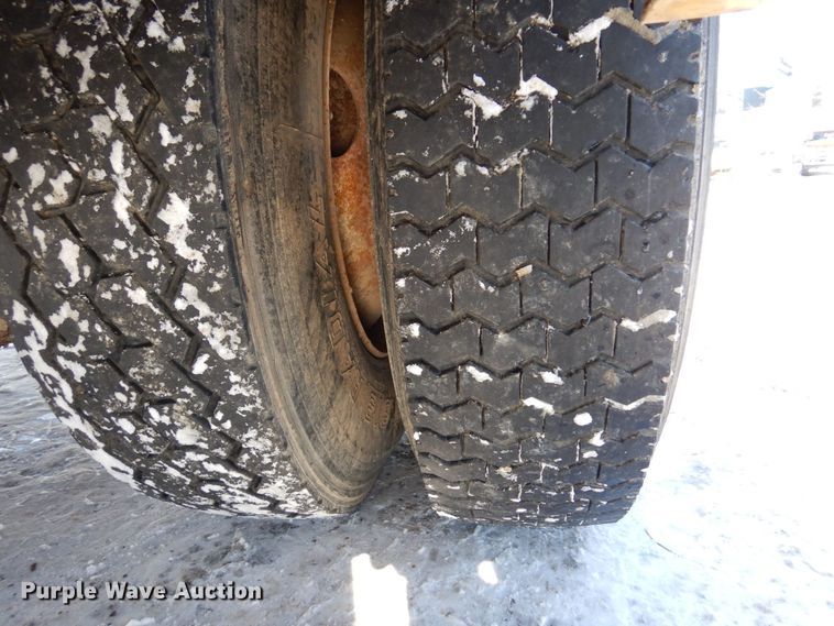 image for item KU9823 2001 International 4900  bucket truck