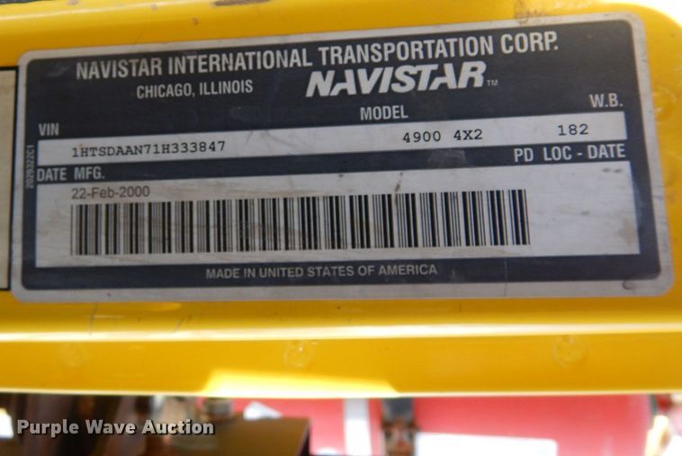 image for item KU9823 2001 International 4900  bucket truck