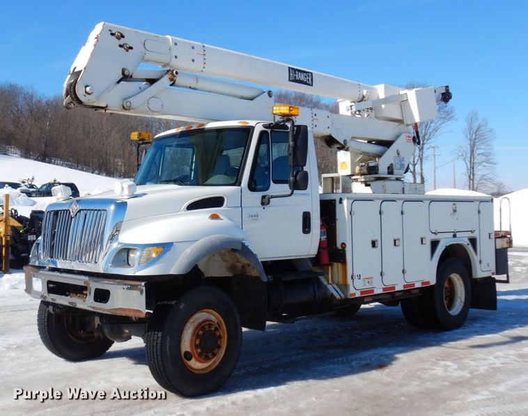 image for item KU9830 2004 International 7400  bucket truck