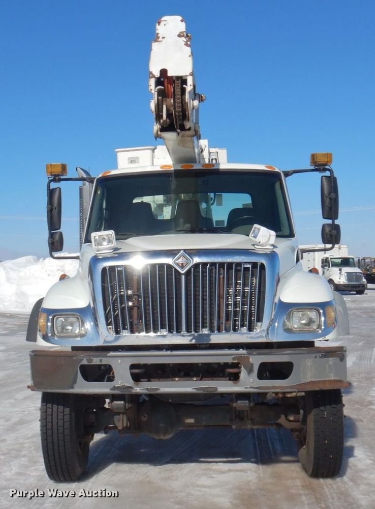 image for item KU9830 2004 International 7400  bucket truck