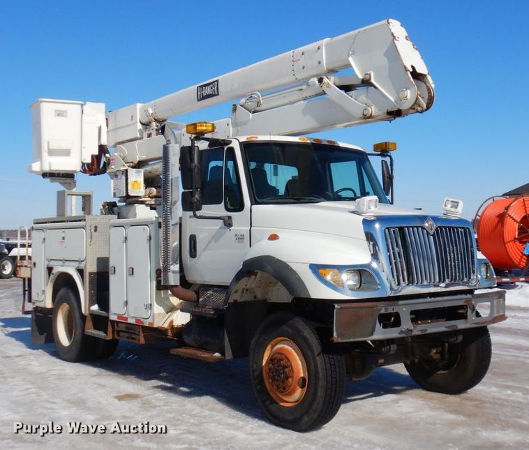 image for item KU9830 2004 International 7400  bucket truck