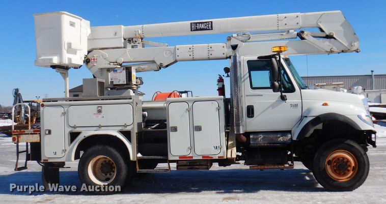 image for item KU9830 2004 International 7400  bucket truck