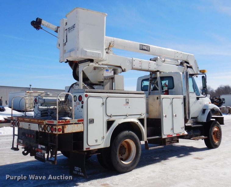 image for item KU9830 2004 International 7400  bucket truck