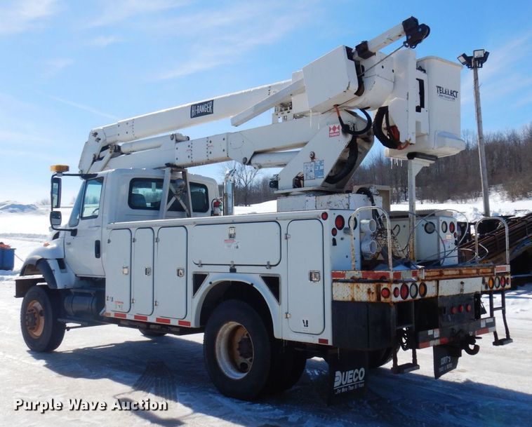image for item KU9830 2004 International 7400  bucket truck