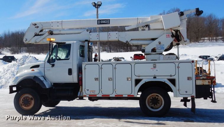 image for item KU9830 2004 International 7400  bucket truck