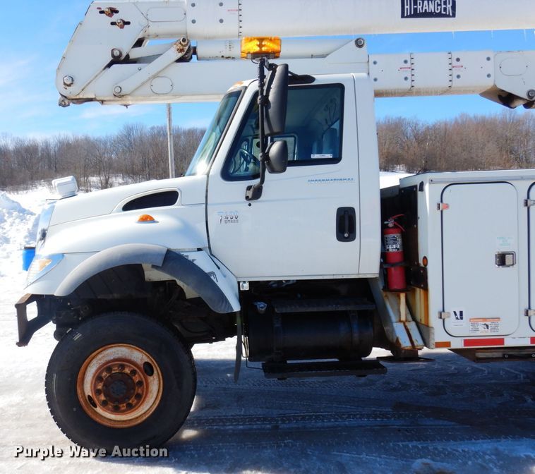 image for item KU9830 2004 International 7400  bucket truck