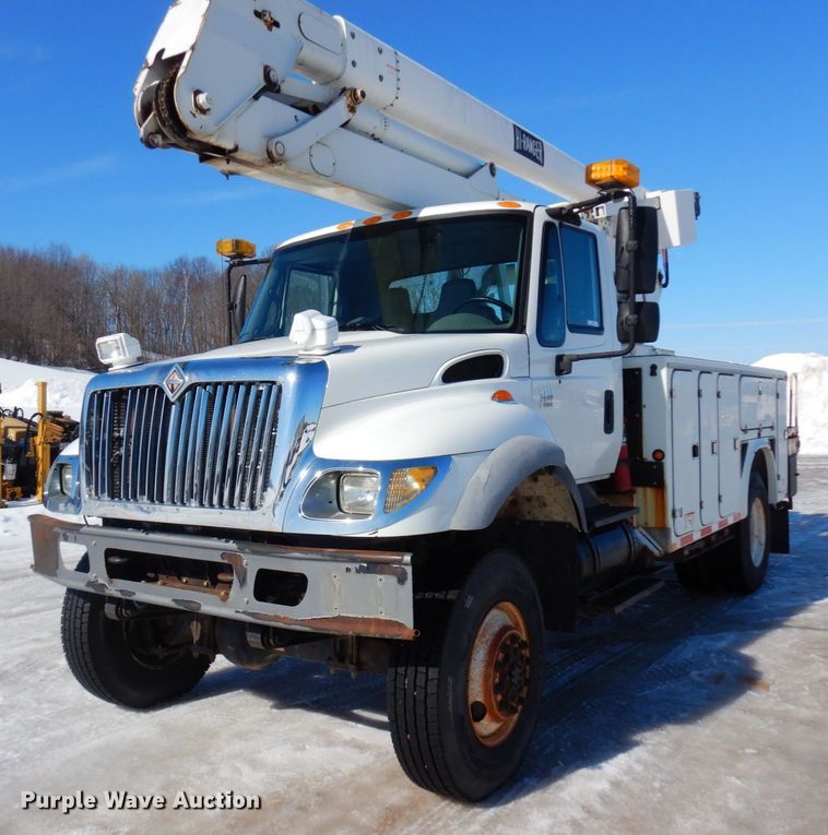 image for item KU9830 2004 International 7400  bucket truck