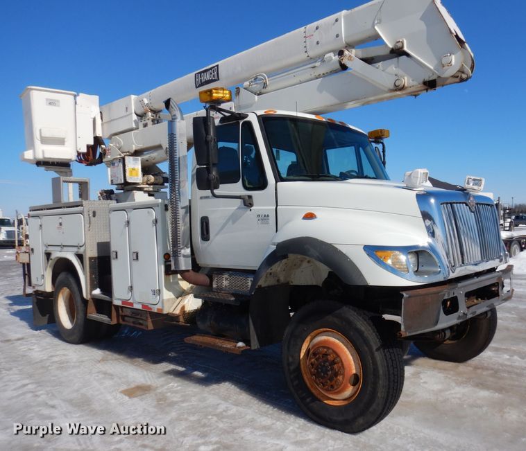 image for item KU9830 2004 International 7400  bucket truck
