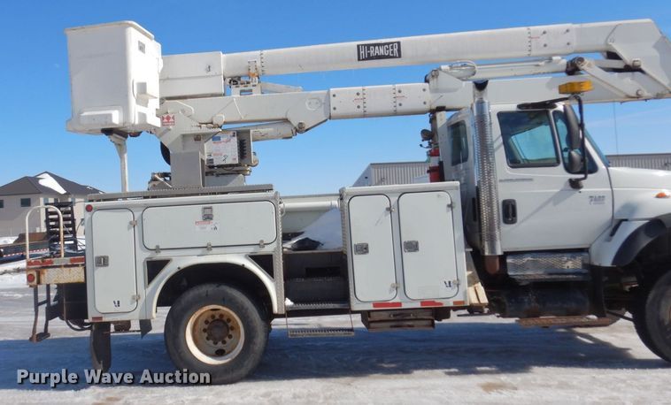 image for item KU9830 2004 International 7400  bucket truck