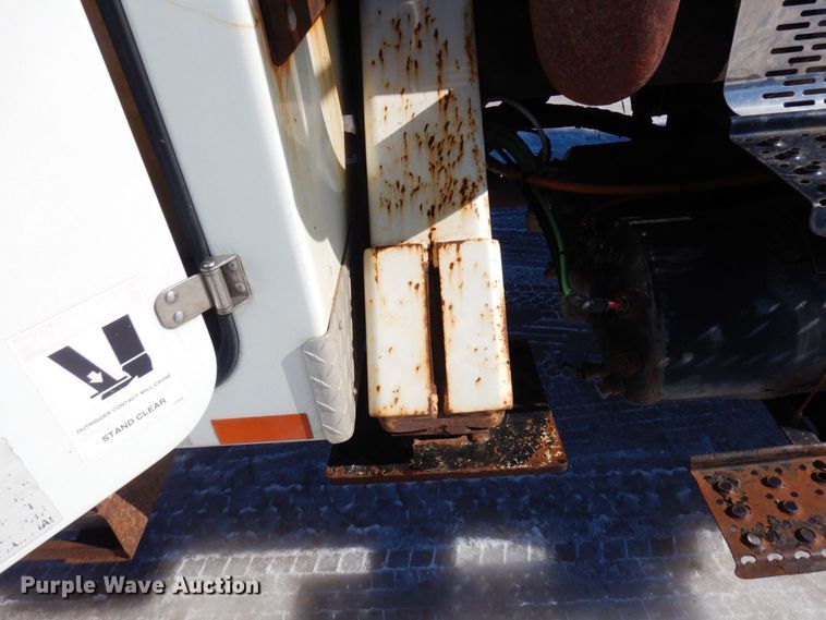 image for item KU9830 2004 International 7400  bucket truck