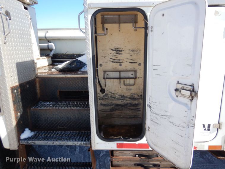 image for item KU9830 2004 International 7400  bucket truck