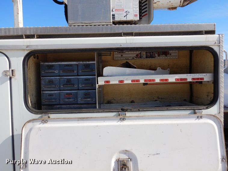 image for item KU9830 2004 International 7400  bucket truck