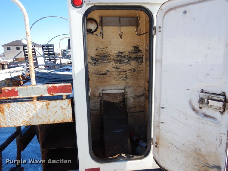 image for item KU9830 2004 International 7400  bucket truck