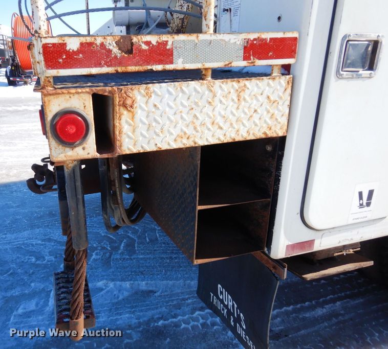 image for item KU9830 2004 International 7400  bucket truck