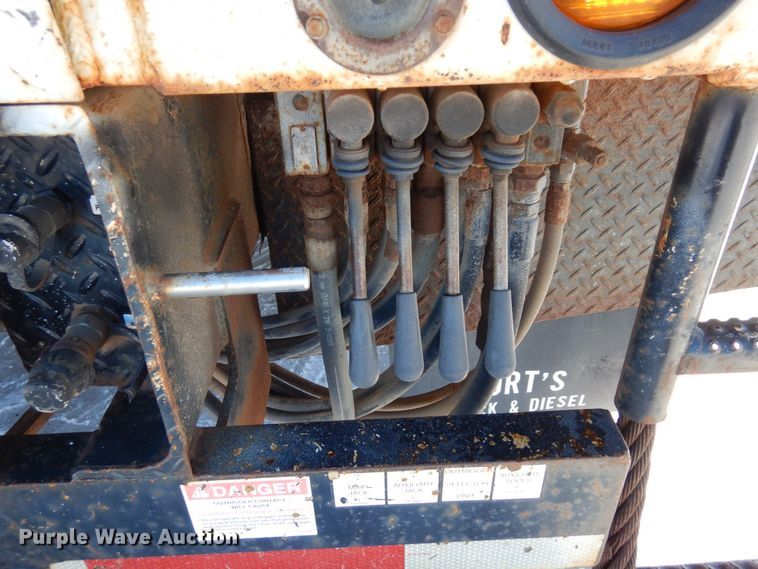 image for item KU9830 2004 International 7400  bucket truck