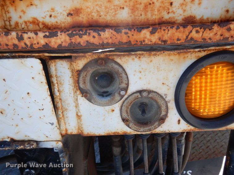 image for item KU9830 2004 International 7400  bucket truck