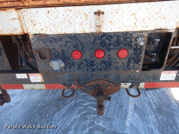 image for item KU9830 2004 International 7400  bucket truck