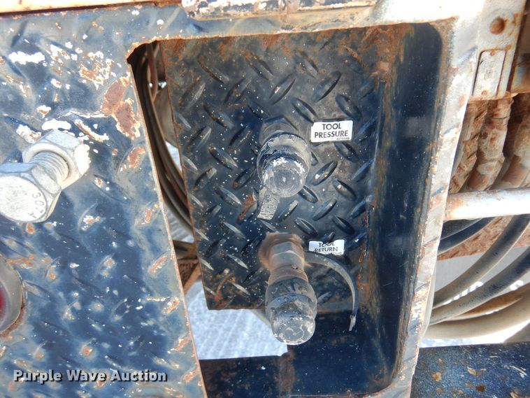 image for item KU9830 2004 International 7400  bucket truck