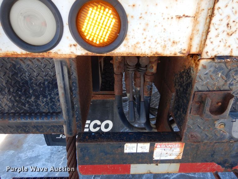 image for item KU9830 2004 International 7400  bucket truck