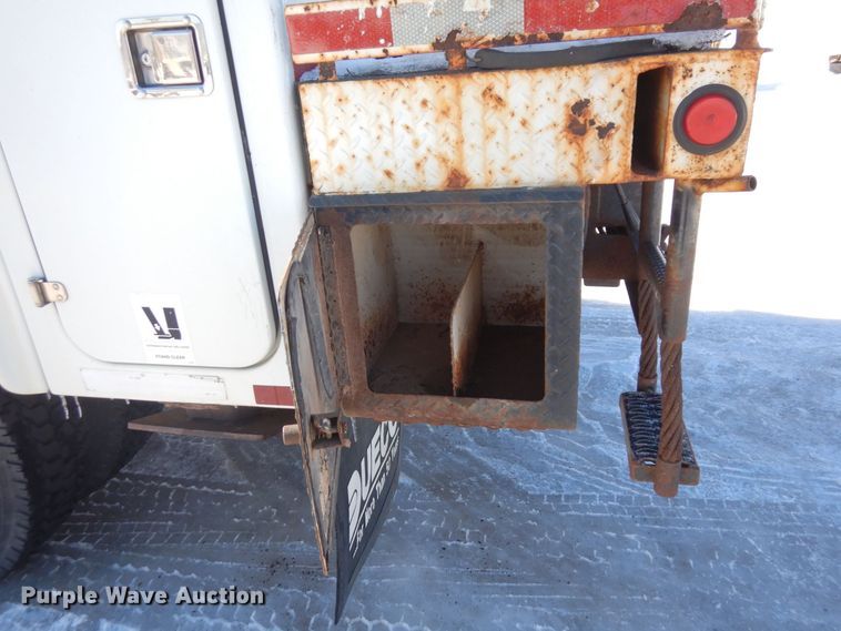 image for item KU9830 2004 International 7400  bucket truck