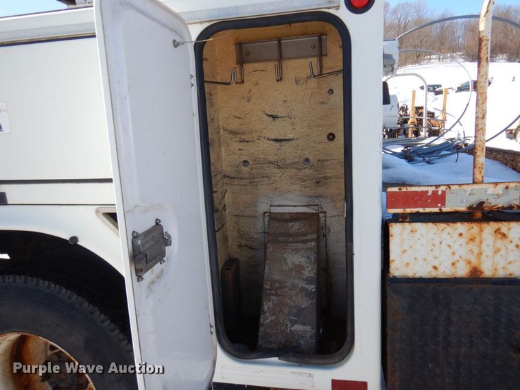 image for item KU9830 2004 International 7400  bucket truck