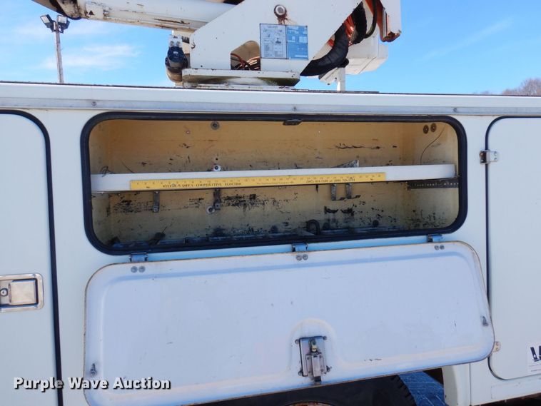 image for item KU9830 2004 International 7400  bucket truck