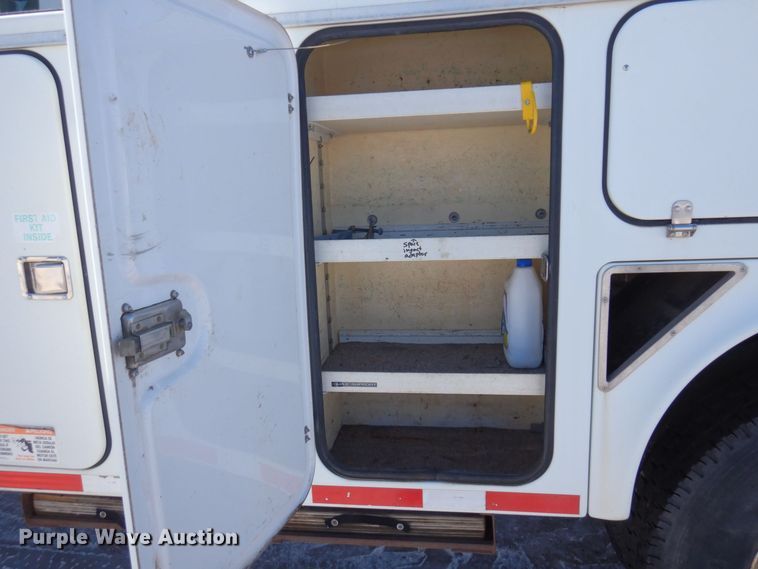 image for item KU9830 2004 International 7400  bucket truck