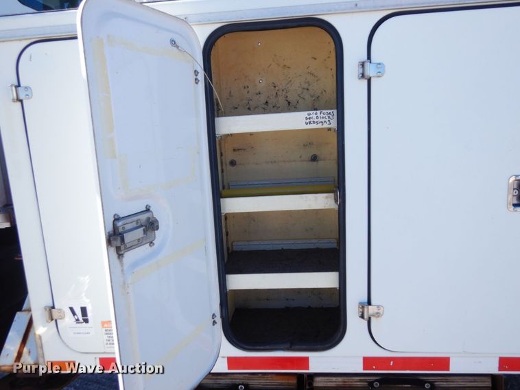 image for item KU9830 2004 International 7400  bucket truck