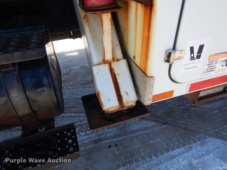 image for item KU9830 2004 International 7400  bucket truck