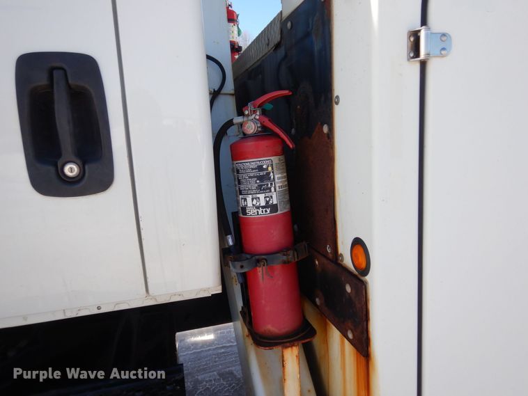 image for item KU9830 2004 International 7400  bucket truck